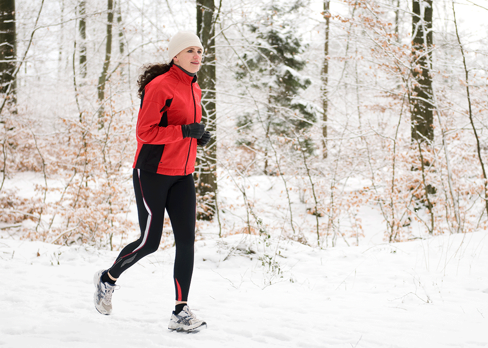 Frau joggend draußen im Winter