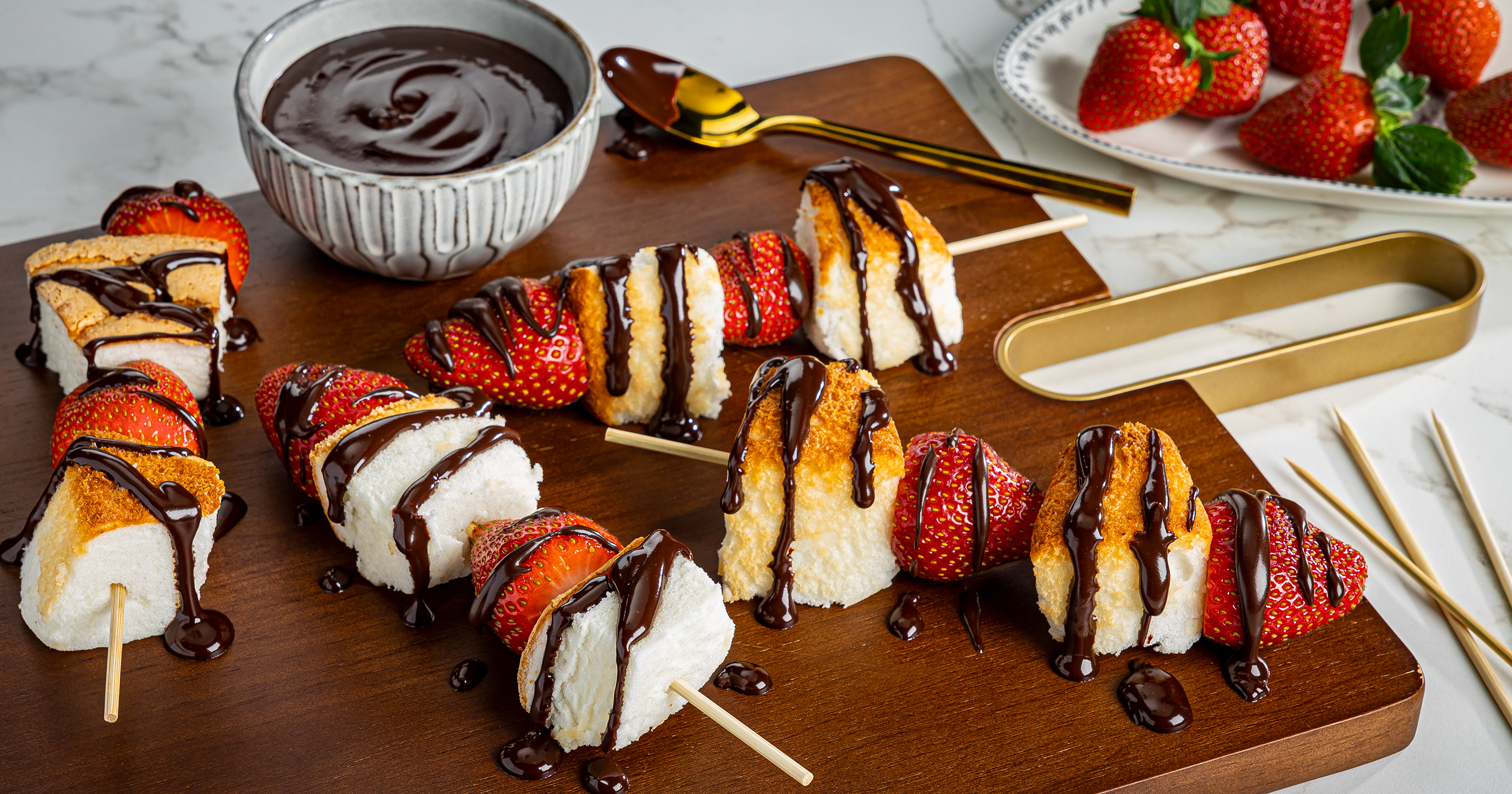 Strawberry and Cake Kabobs with Chocolate Cream Dip