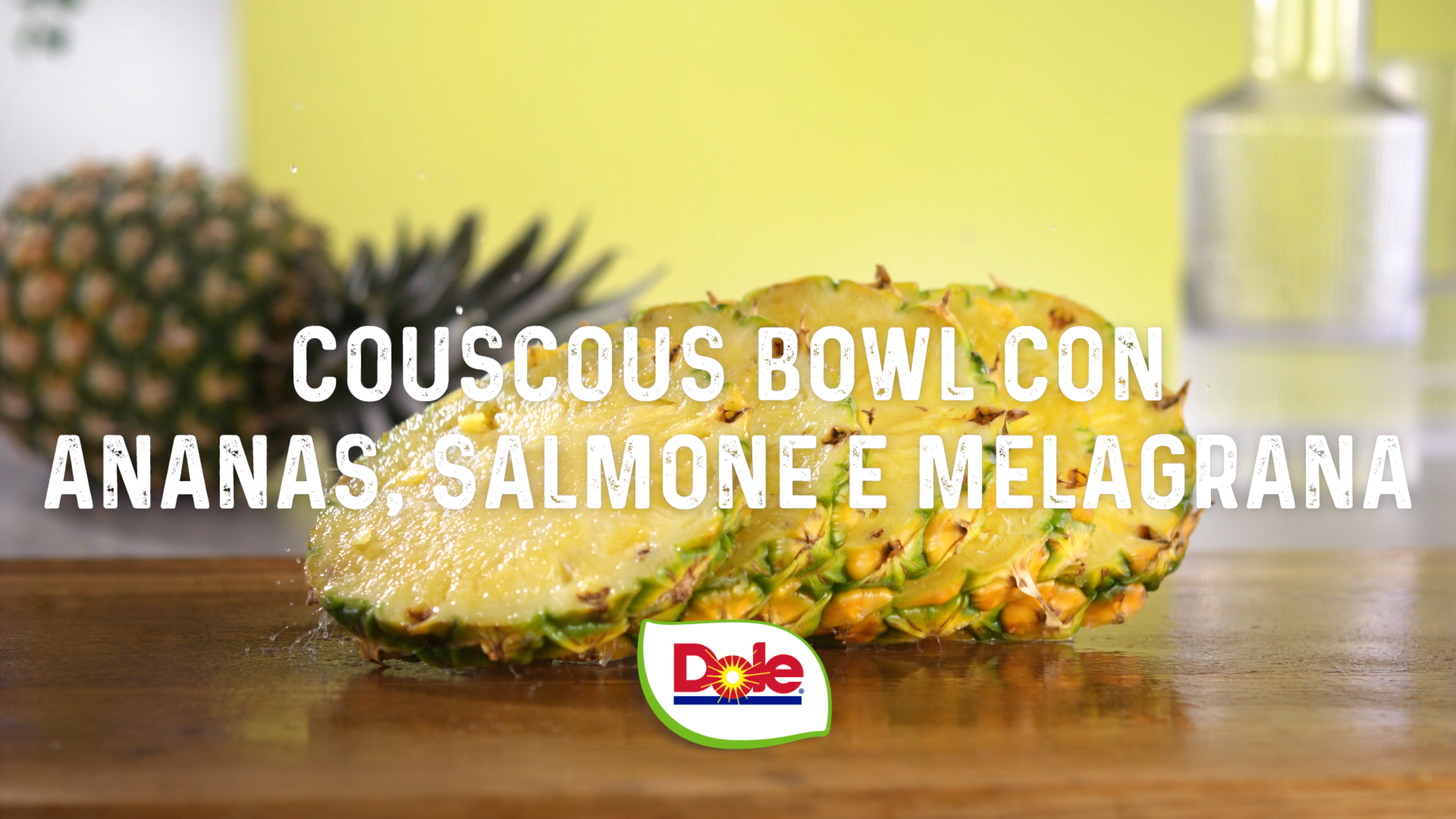Couscous bowl con ananas, salmone e melagrana