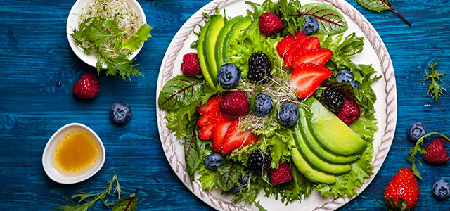Fresh and fruity: lettuce with avocado and berries