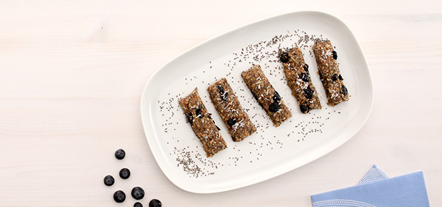 DIY energy bar: a blueberry and chia snack