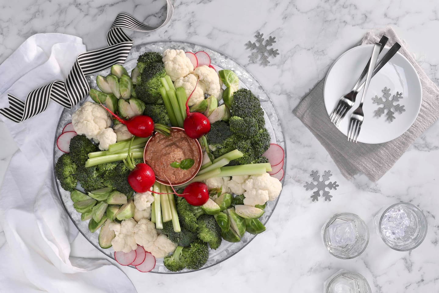Vegetable Wreath with Sun-Dried Tomato Cashew Dip